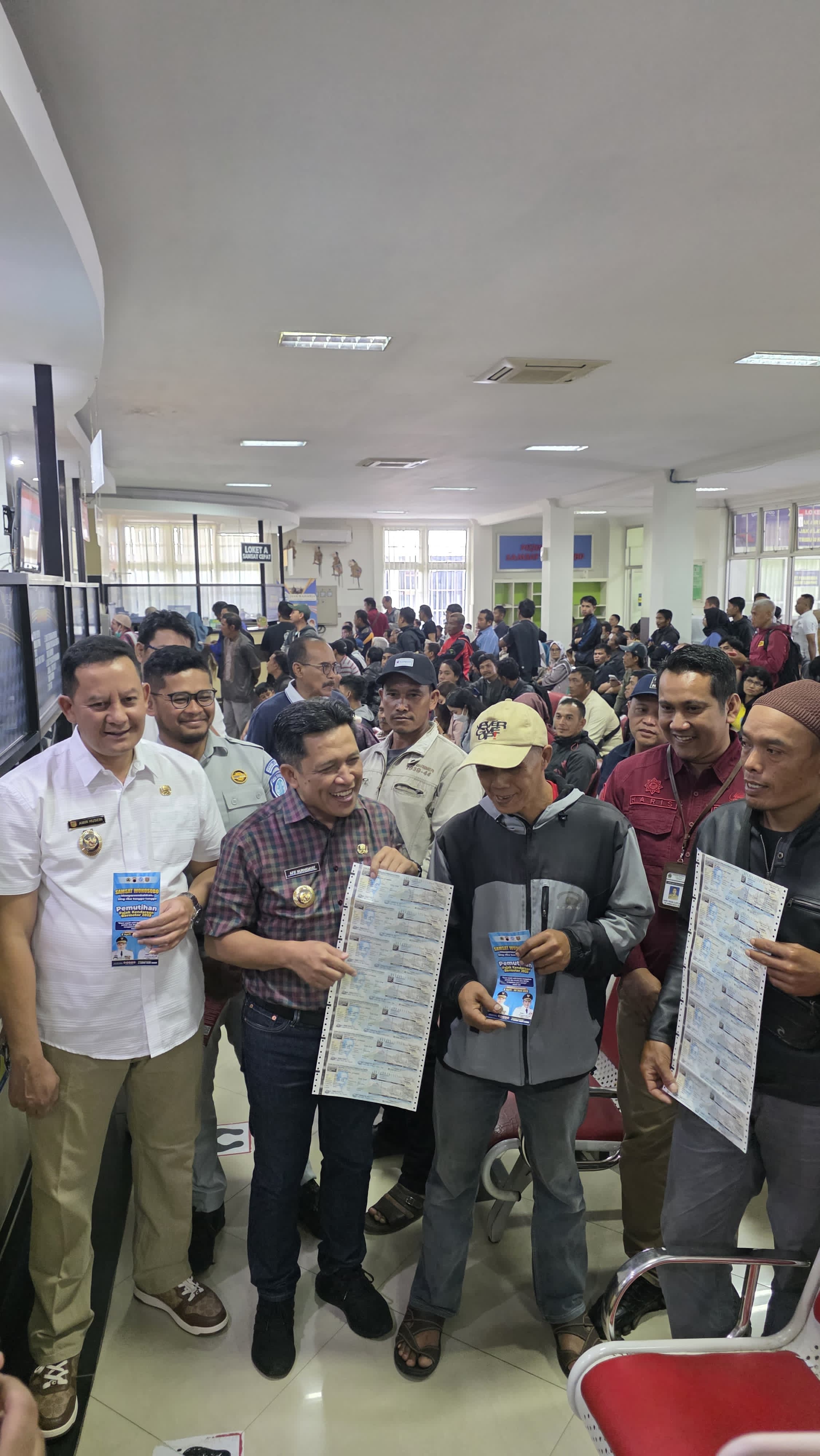 Bupati Wonosobo Afif Nurhidayat bersama Wakil Bupati Amir Husein meninjau pelayanan Samsat Wonosobo, Jumat (11/4/2025).