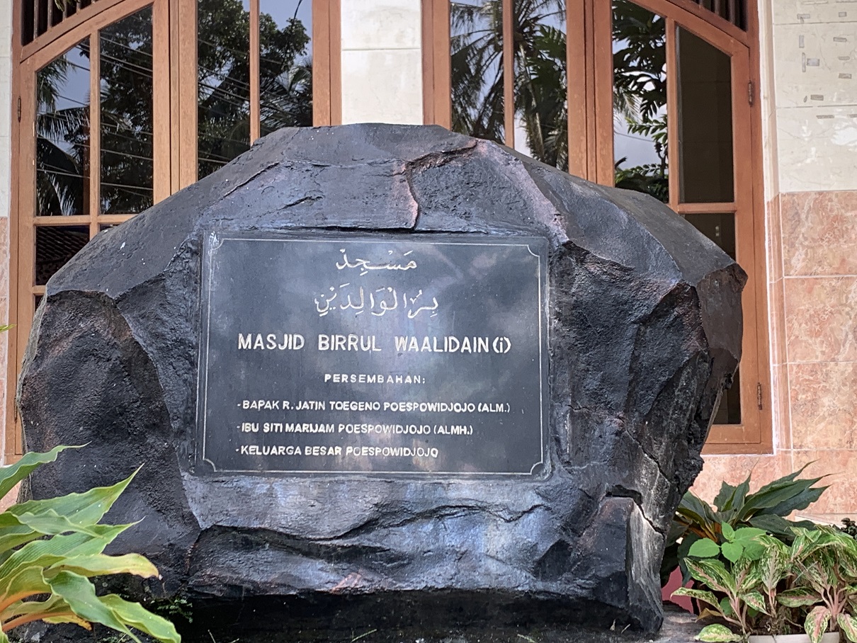 Batu besar bertuliskan nama ayah dan ibu Titiek Puspa.