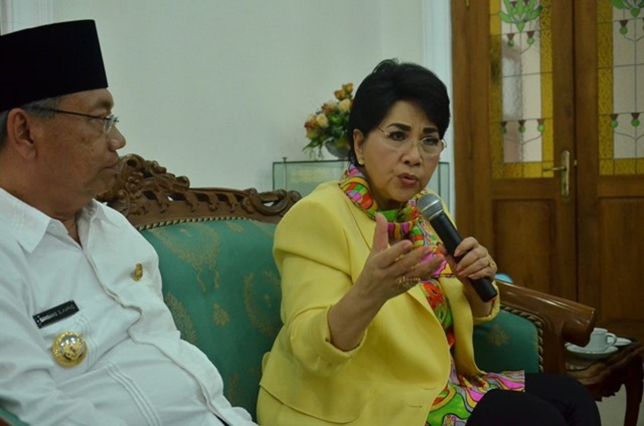 Titiek Puspa bersama Bupati Temanggung periode 2013-2018 Bambang Sukarno.