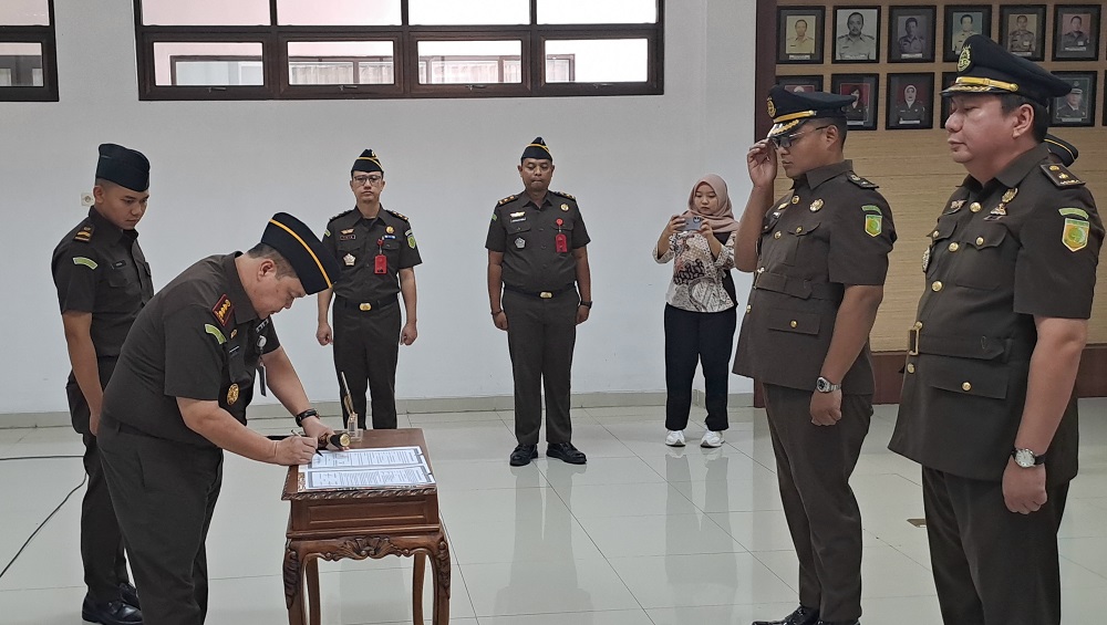 Kajari Kabupaten Magelang Zein Yusri Munggaran memimpin serah terima jabatan Kasi Datun di Aula Kejari Kabupaten Magelang.