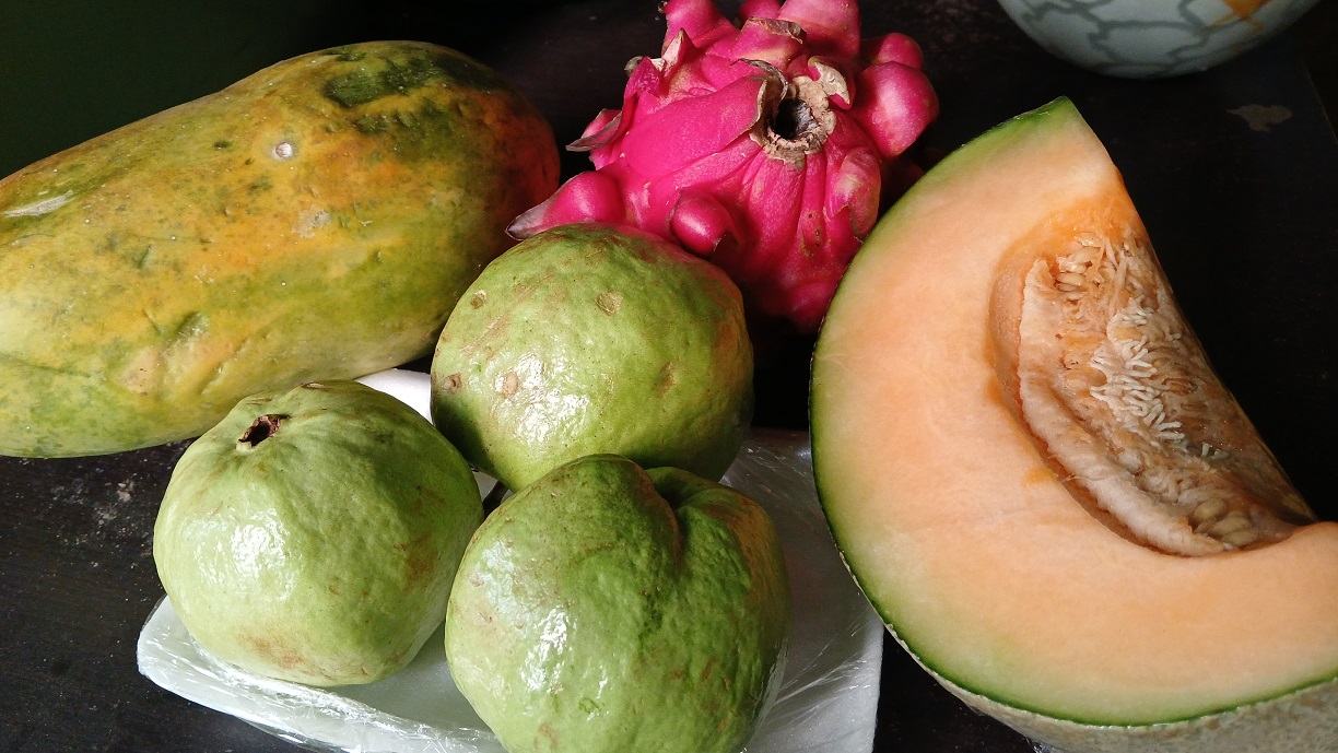Buah-buahan banyak mengandung serat dan antioksidan yang mampu menurunkan kolesterol.