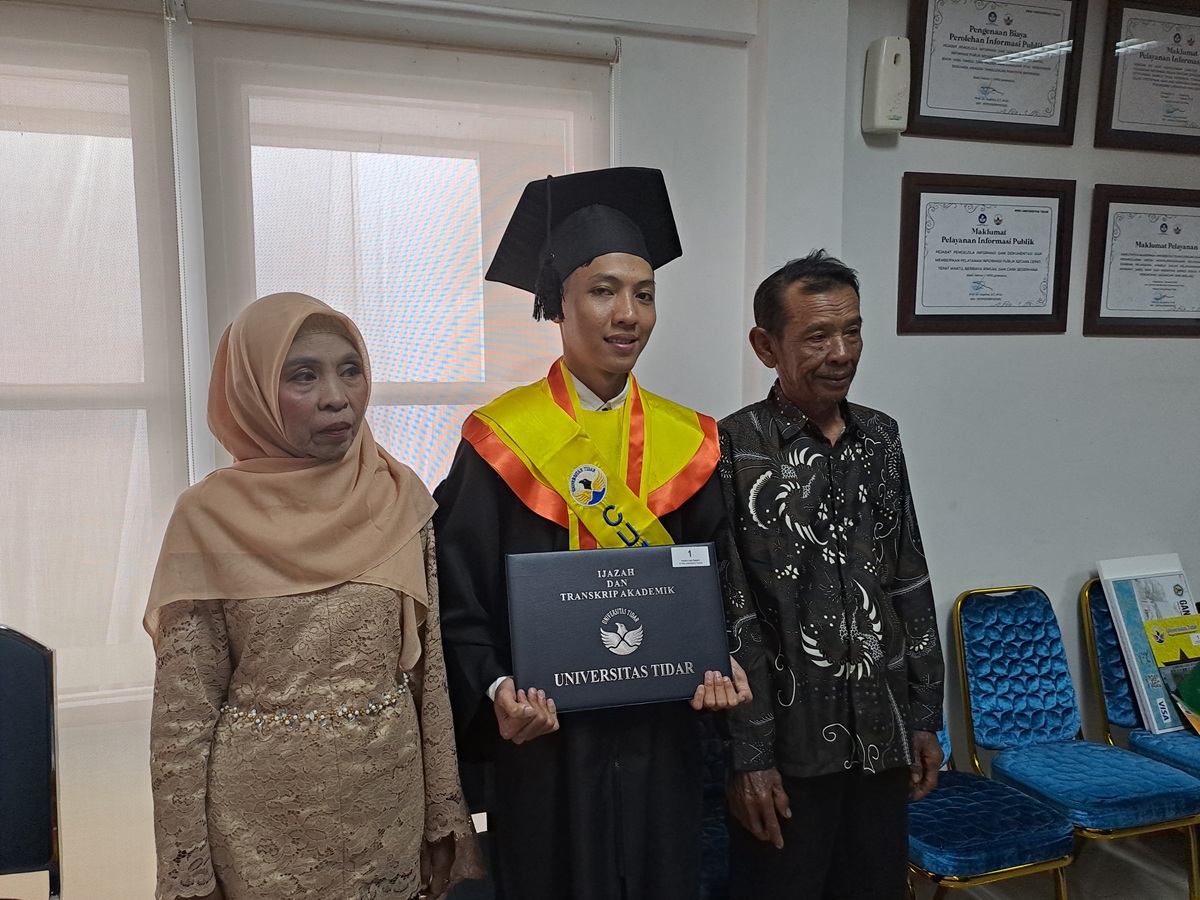 Hendra Lana Saputra wisudawan terbaik Untidar bersama orang tuanya usai wisuda Sabtu (12/4/2025)  di Magelang.