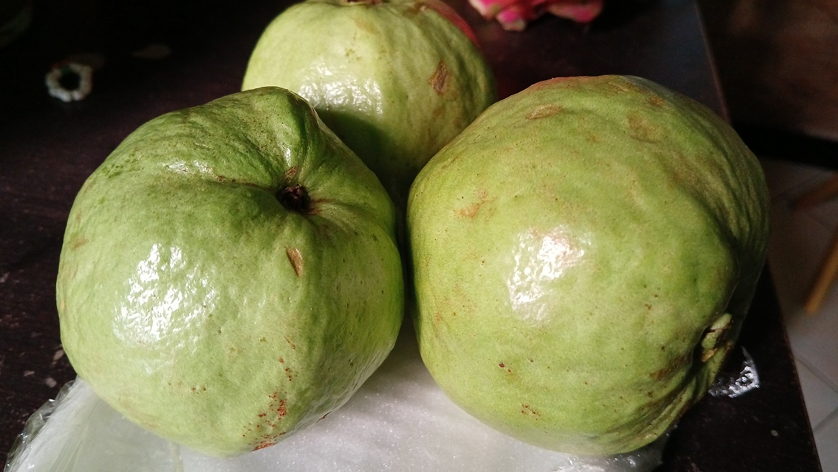 Jambu banyak mengandung vitamin C dan antioksidan.