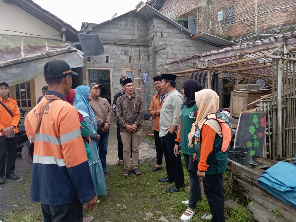 Wakil Bupati Magelang Sahid menemui warga yang rumahnya rusak terkena bencana angin kencang, Sabtu (12/4/2025).