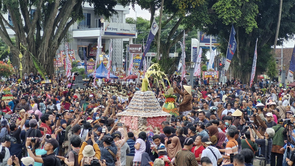 Prosesi Grebeg Gethuk yang menjadi ikon dalam rangka peringatan Hari Jadi ke-1119 Kota Magelang yang digelar di Alun-alun Kota Magelang, Minggu (13/4/2025).&nbsp;