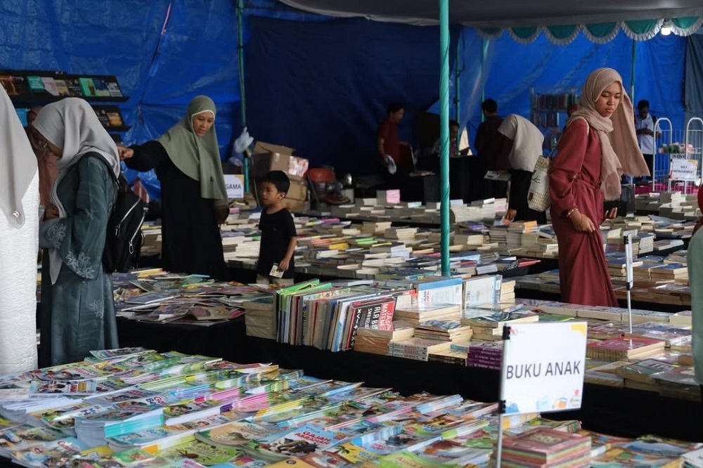 Sejumlah warga tampak antusias memilih buku bacaan favorit dalam gelaran bazar buku di halaman kantor Dinpusip Temanggung, Minggu (13/4/2025).  &nbsp;