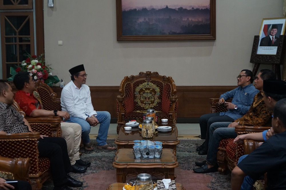 Menteri Perlindungan Pekerja Migran Indonesia (P2MI) Abdul Kadir Karding saat bertemu Bupati Magelang Grengseng Pamuji, Minggu (13/4/2025).