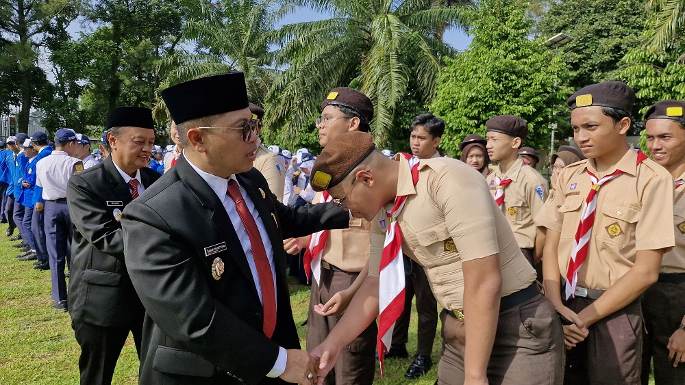 Wali Kota Magelang Damar Prasetyono berbincang-bincang dengan pelajar usai memimpin upacara peringatan Hari Jadi ke-1119 Kota Magelang.