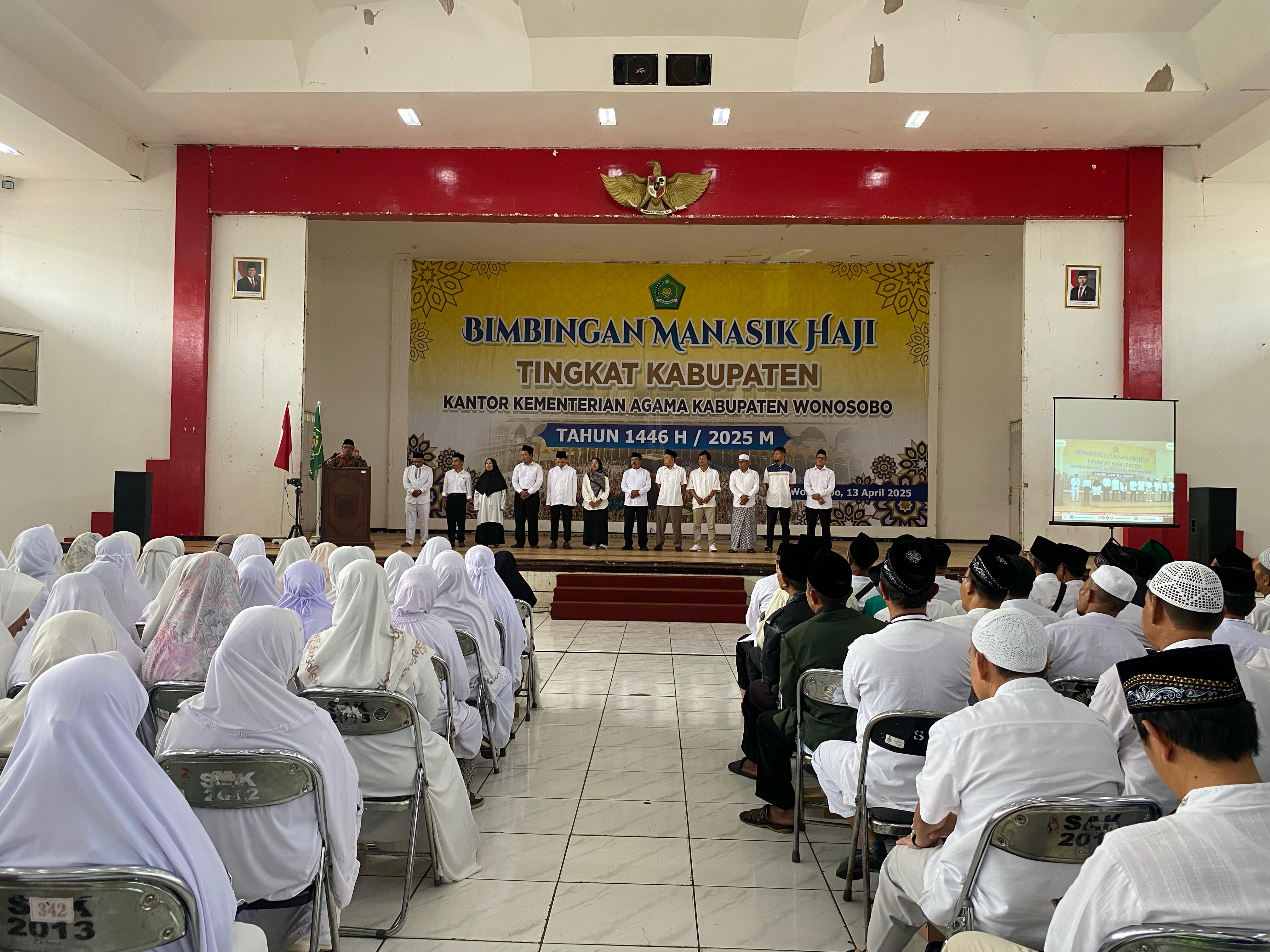Calon jamaah haji Kabupaten Wonosobo mengikuti bimbingan manasik haji, Minggu (13/4/2025).