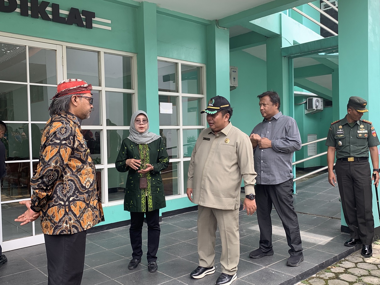 Jajaran Forkopimda Temanggung saat meninjau gedung Sentra Terpadu Kartini untuk menjadi sekolah rakyat sementara waktu.