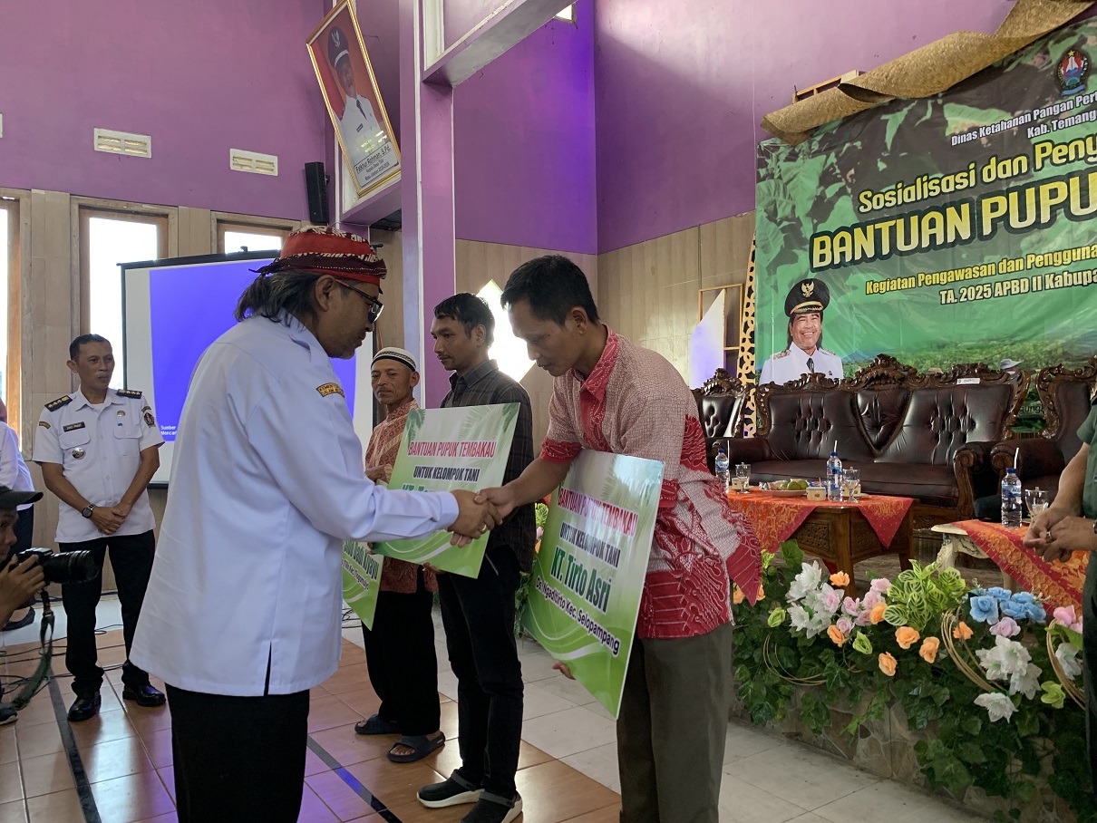 Bupati Temanggung Agus Setyawan menyerahkan bantuan pupuk kepada kelompok tani tembakau di Desa Tlilir Kecamatan Tlogomulyo, Rabu (16/4/2025).