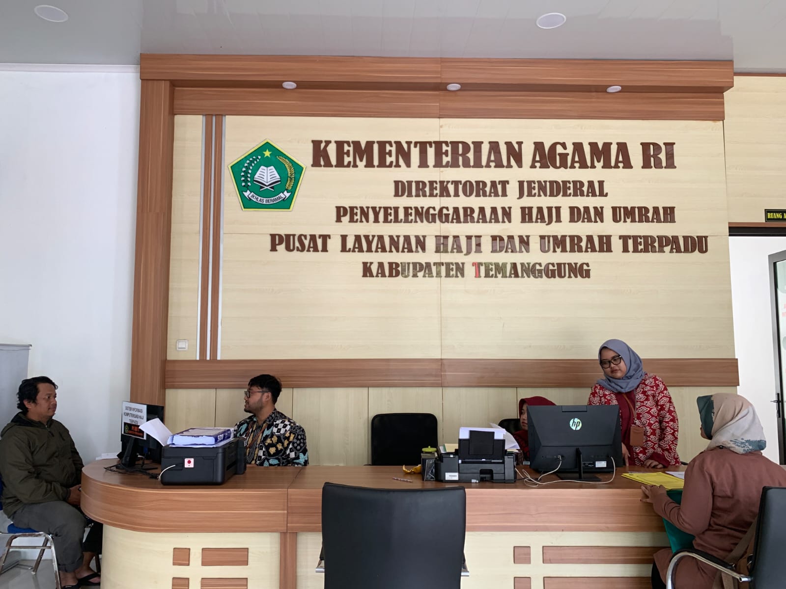 Calon jemaah haji asal Temanggung saat melakukan pelunasan BIPIH di kantor PHU.