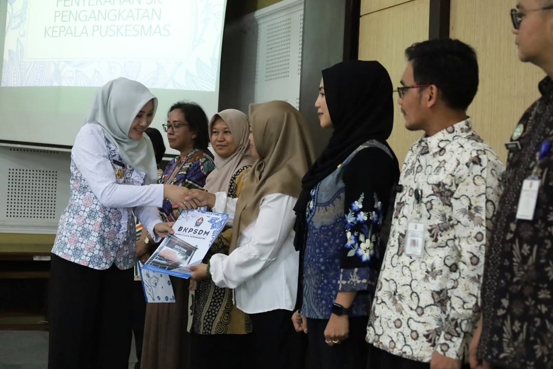 Wakil Bupati Temanggung drg Nadia Muna menyerahkan  SK kepala puskesmas di kantor Dinas Kesehatan Temanggung.