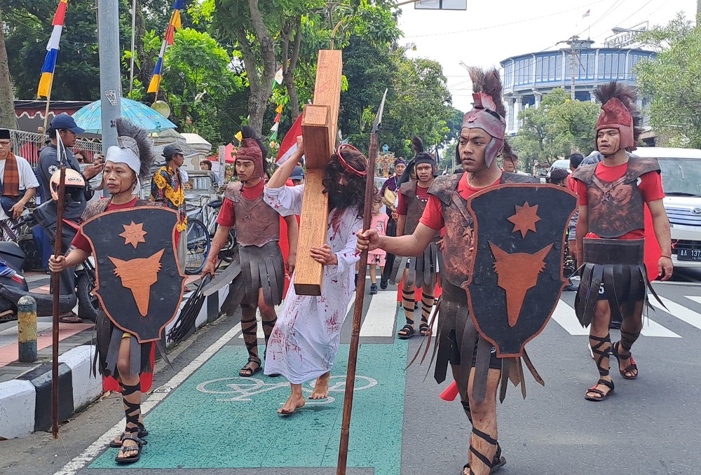 Yesus memanggul salib sebelum dikorbankan pada rangkaian Kirab Salib 2025 di Magelang, Jumat (18/4/2025)