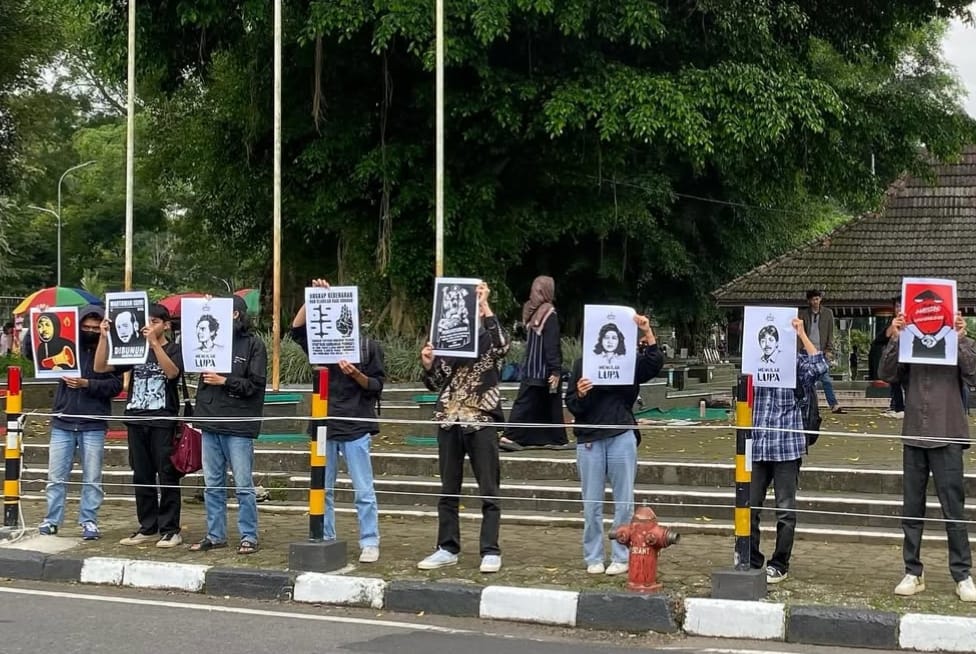 Mahasiswa Unsiq menggelar aksi Kamisan di kawasan Alun-alun Wonosobo, kemarin (17/4/2025). Mereka membentangkan gambar-gambar tokoh yang menjadi simbol perjuangan HAM