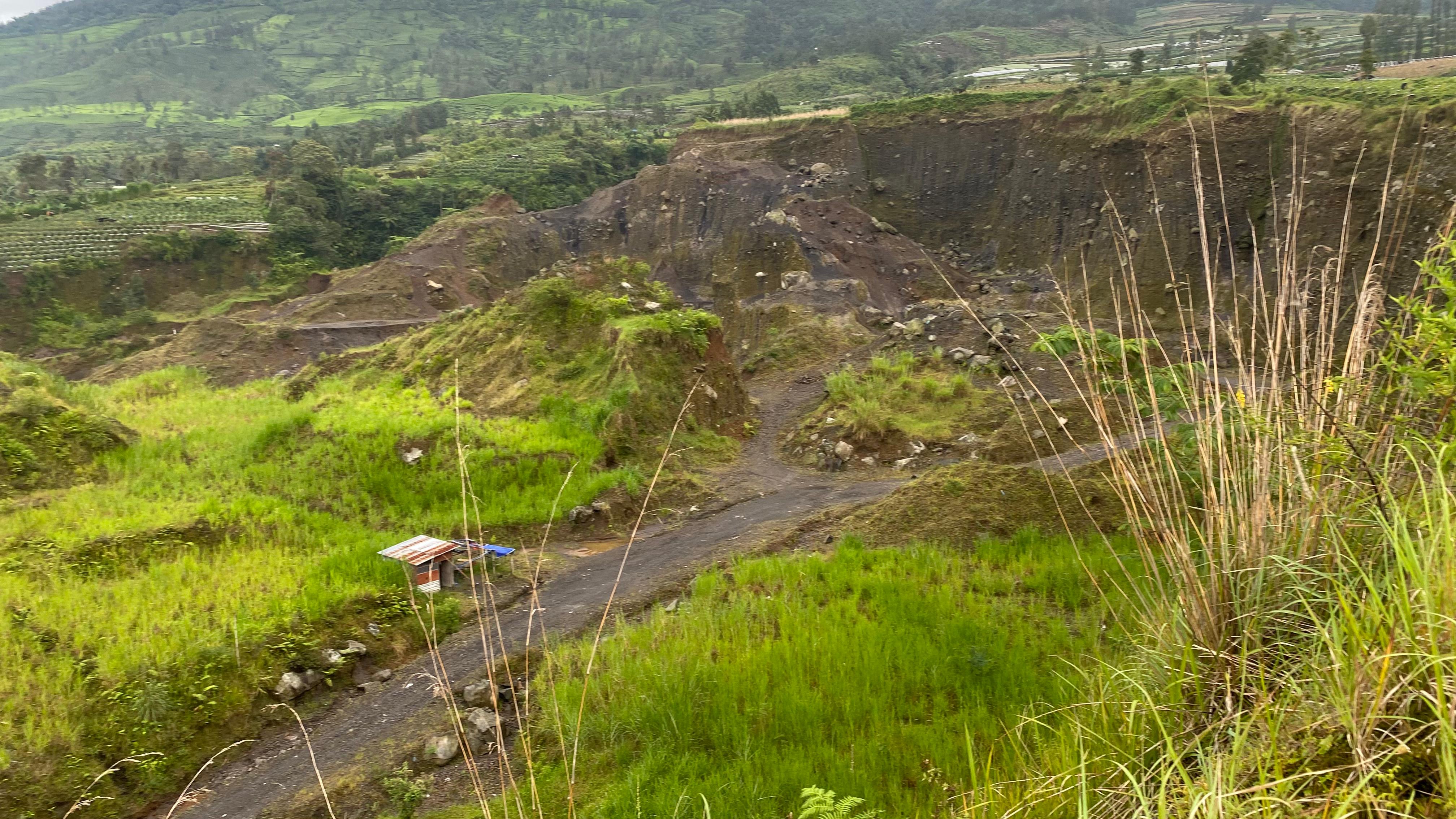 Kondisi lingkungan  di lereng Sindoro, tepatnya di wilayah Kecamatan Kertek akibat penambangan  galian C.