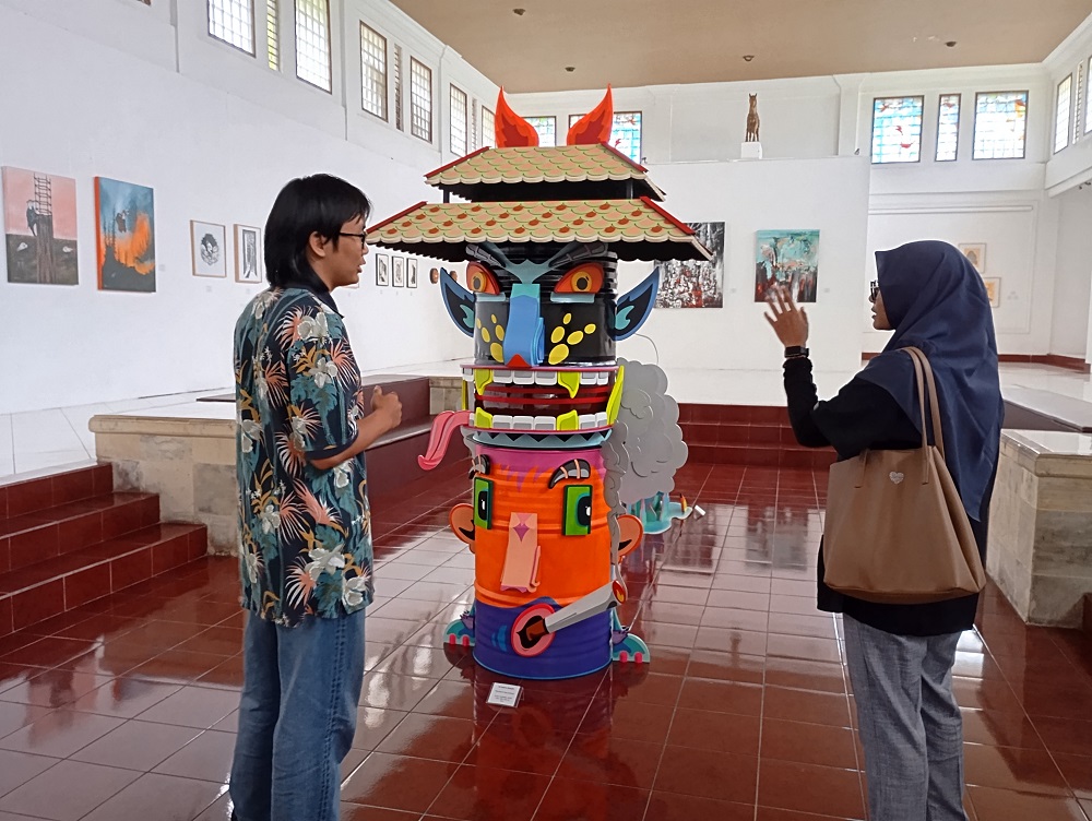 Pengunjung melihat pameran&nbsp;seni rupa bertajuk Langkah Awal di Museum H Widayat Magelang, Minggu (20/4/2025).&nbsp;  &nbsp;