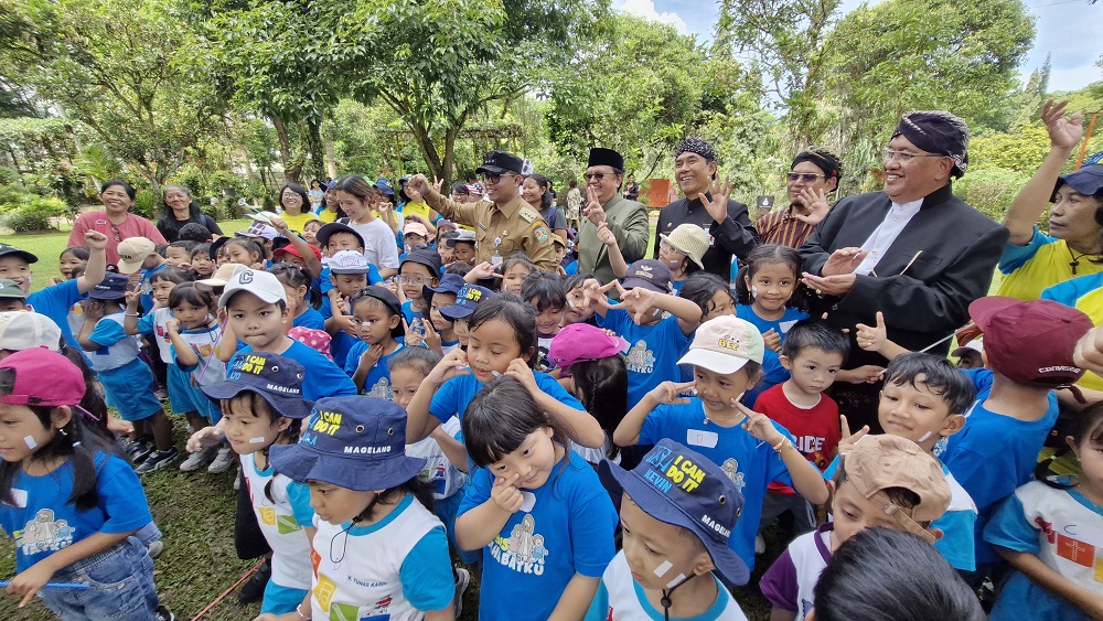 Wali Kota Magelang Damar Prasetyono dan wakilnya dr Sri Harso membaur dengan anak-anak usia dini yang sedang mengikuti outbound di TKL Ecopark, Senin (21/4/2