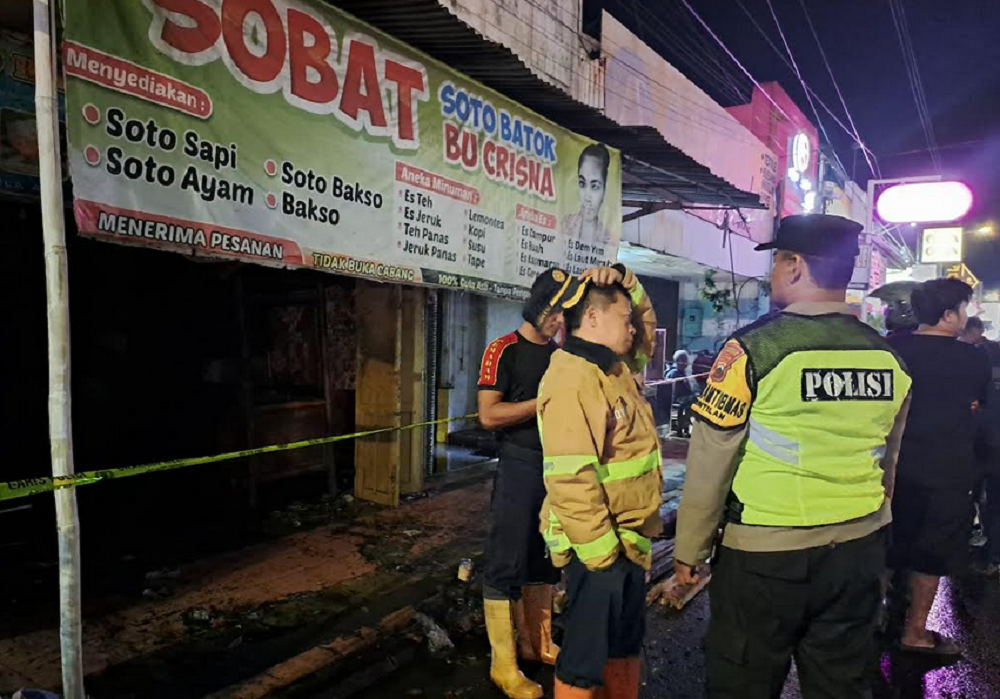 Sebuah warung soto di Jalan Pemuda, Kecamatan Muntilan, Kabupaten Magelang, ludes di lahap si jago merah.