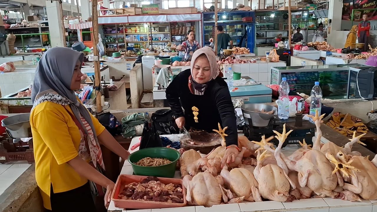 Pedagang daging di Pasar Legi Parakan mengenakan kebaya ketika melayani pembeli, Senin (21/4/2025). Emak-emak pedagang tak ketinggalan merayakan Hari Kartini dengan fashion show spontan dalam pasar.