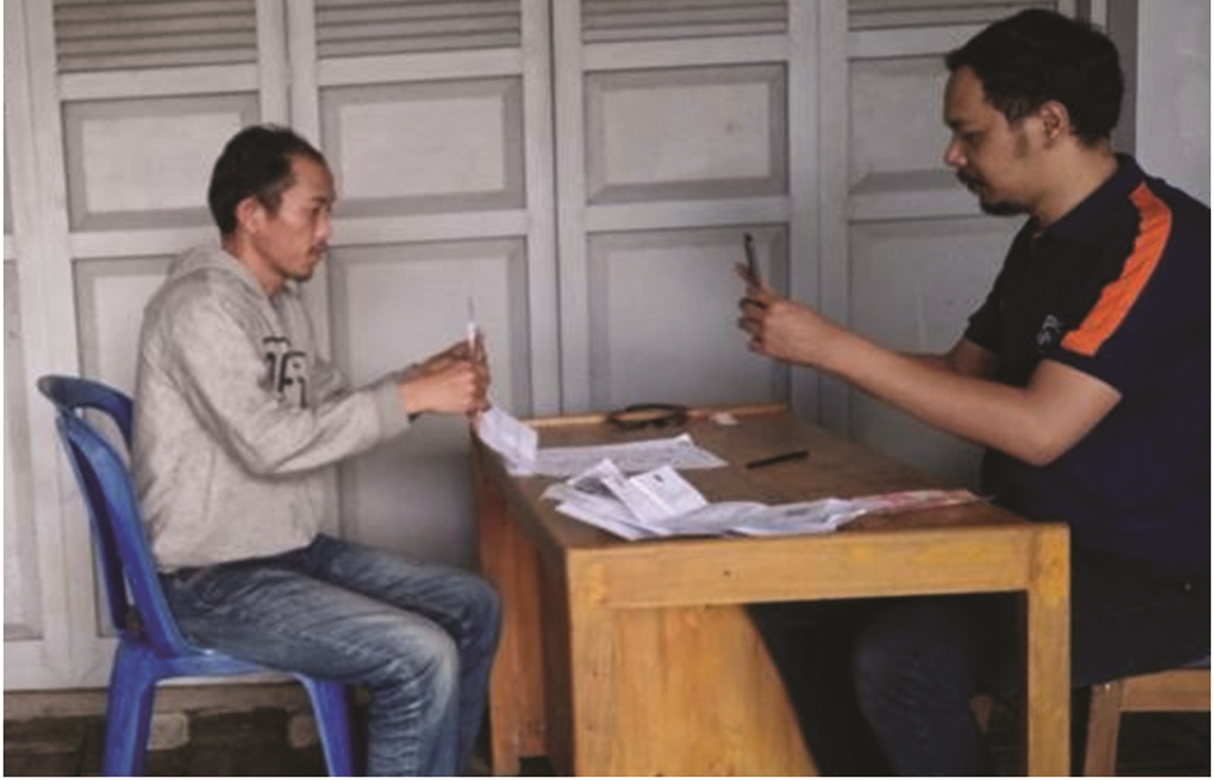 Para petani tembakau dan  atau buruh pabrik rokok di Wonosobo menerima BLT Dana Bagi Hasil Cukai Hasil Tembakau (DBHCHT) Tahap I Provinsi Jawa Tengah tahun 2025, di Aula Kecamatan Kalikajar.