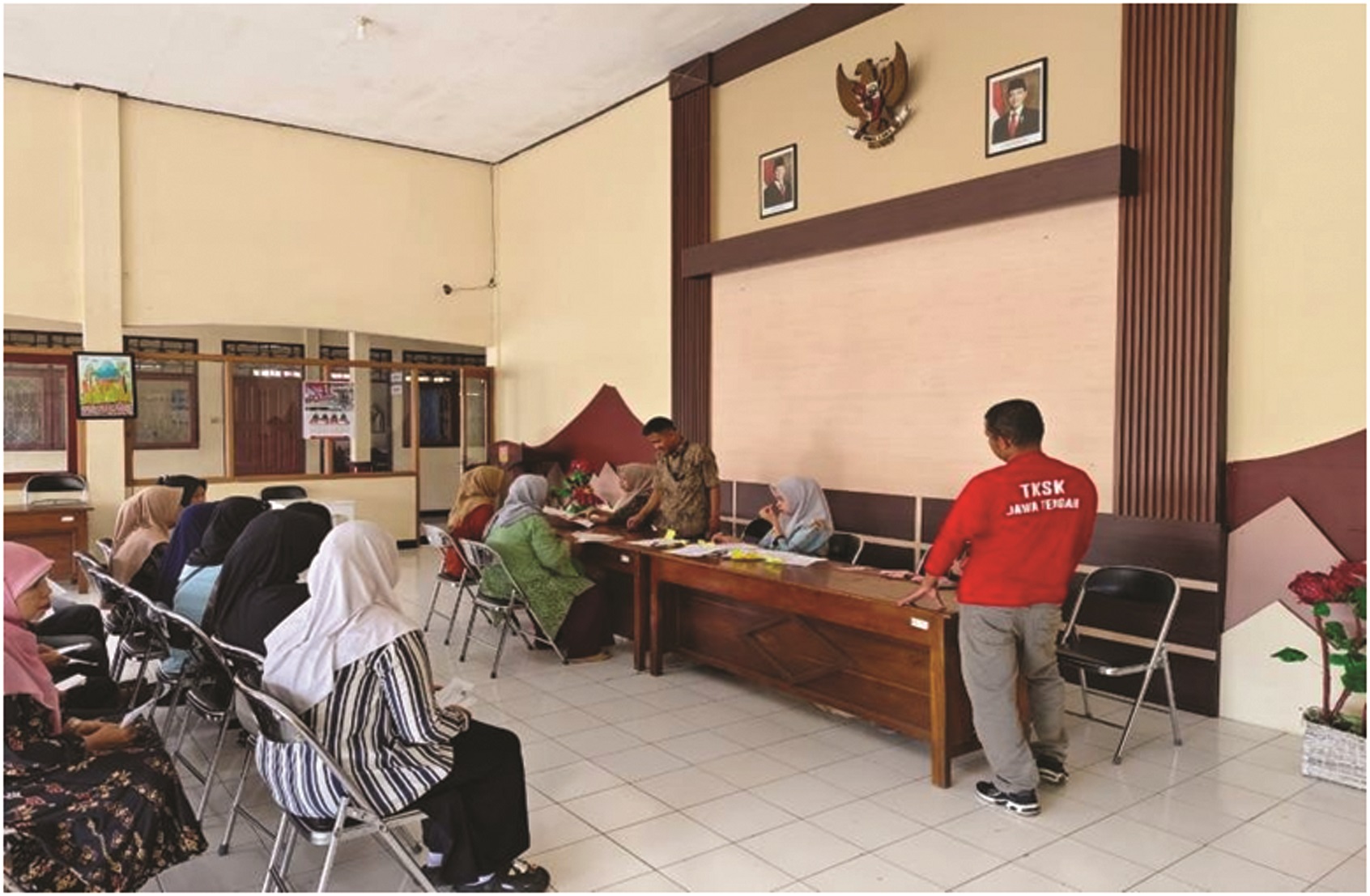 Petani tembakau Wonosobo, menerima BLT Dana Bagi Hasil Cukai Hasil Tembakau (DBHCHT) Tahap I Provinsi Jawa Tengah tahun 2025 di Balai Desa Damarkasian Kecamatan Kertek Wonosobo.