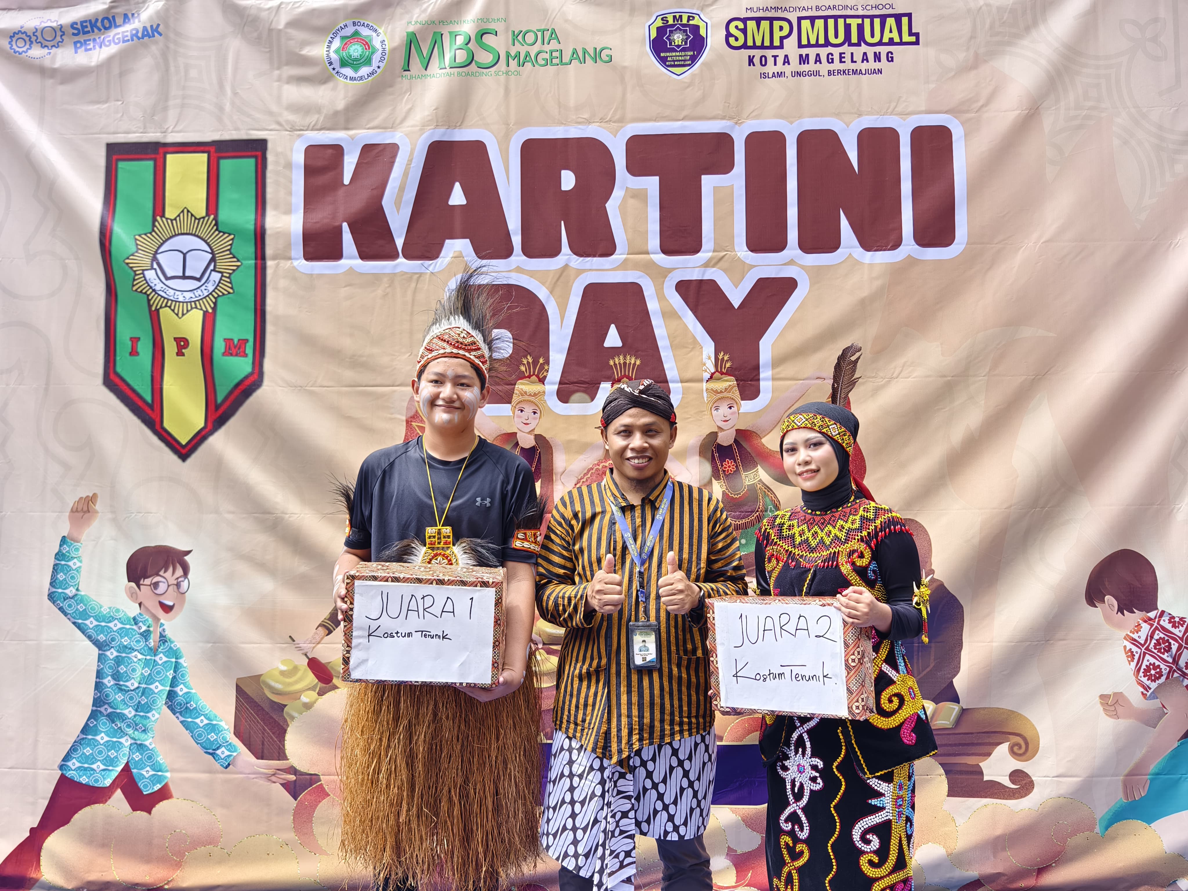 Kepala SMP Mutual Kota Magelang Wasi&rsquo;un menyerahkan hadiah saat peringatan Hari Kartini