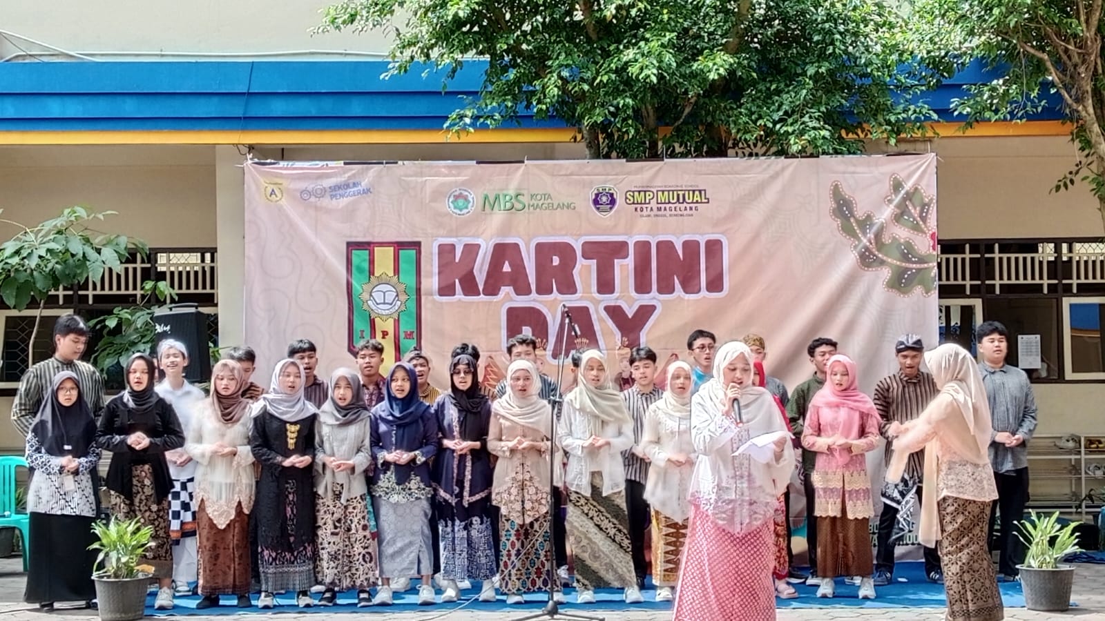 SMP Muhammadiyah 1 Alternatif (SMP Mutual) Kota Magelang menggelar acara peringatan Hari Kartini dengan meriah yang bertajuk BASKARA (Bersama Kita Semarakkan Kartini Day), Senin (21/4/2025).