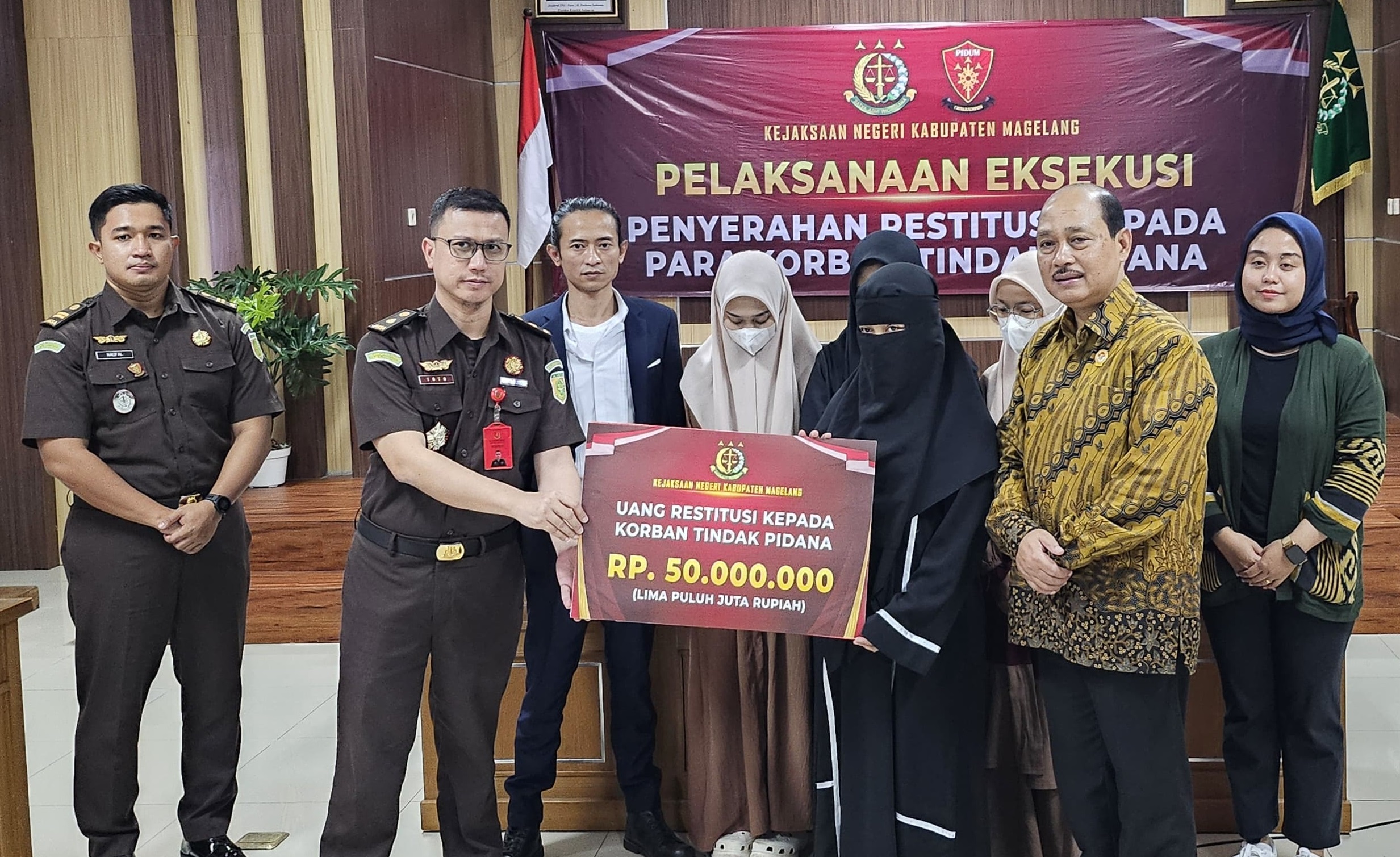 Kasi Pidum Kejari Kabupaten Magelang Toto Harmiko bersama Wakil Ketua Lembaga Perlindungan Saksi dan Korban (LPSK) Antonius PS Wibowo menyerahkan pembayaran uang restitusi kepada korban pelecehan.