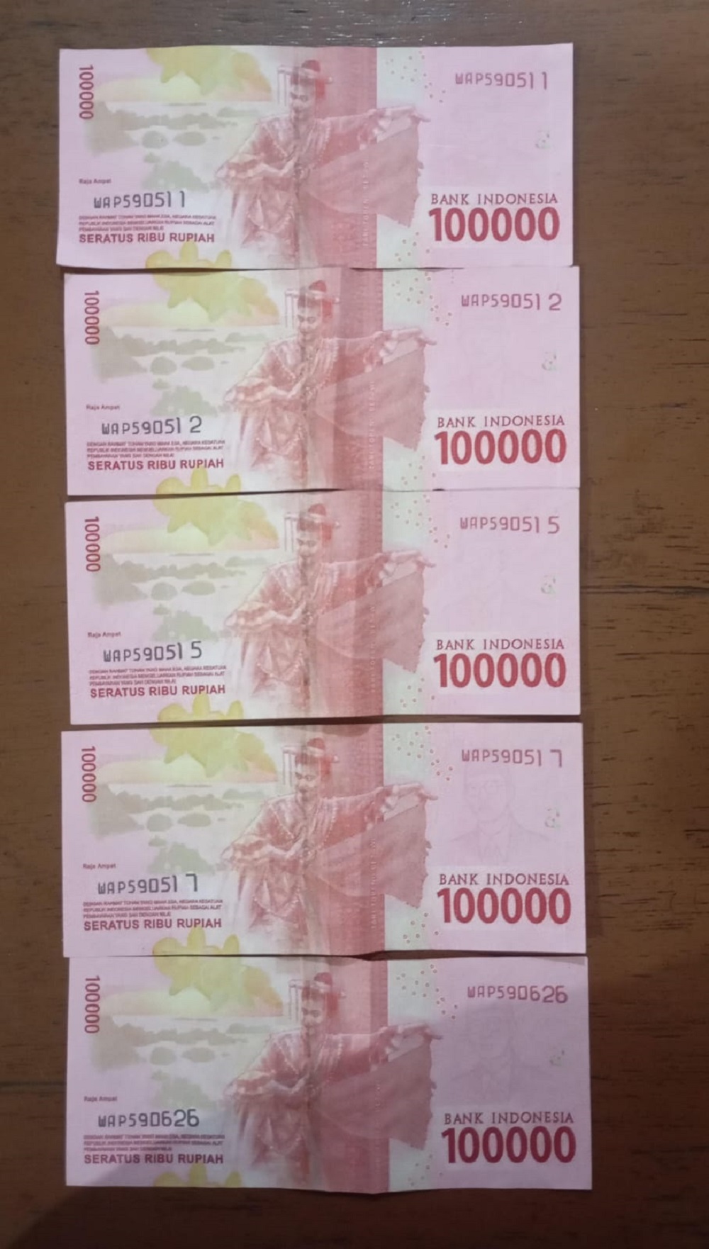 Lima lembar uang pecahan Rp 100 ribu palsu yang diamankan.