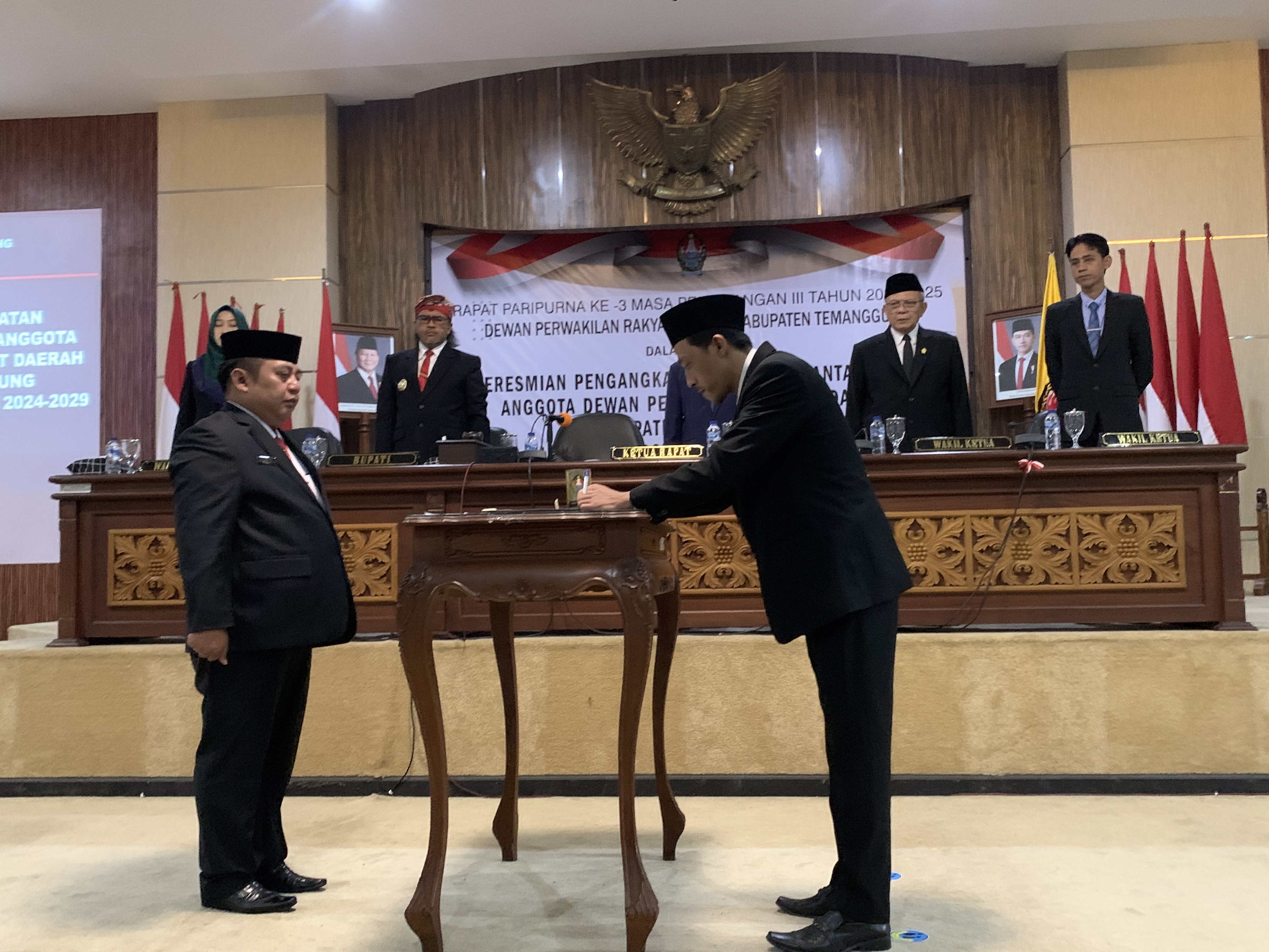 Nur Rofiq (kanan) menandatangani dokumen dalam pelantikan sebagai anggota DPRD menggantikan drg Nadia Muna, Selasa (22/4/2025) di gedung dewan setempat.