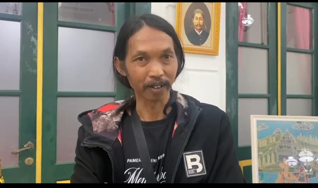 Rejo Arianto, seniman pembuat patung biawak di Krasak, Selomerto, Wonosobo.