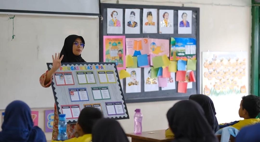 Guru SDN Potrobangsan 2 Kota Magelang menjelaskan program Pantar Pilas kepada para siswa.