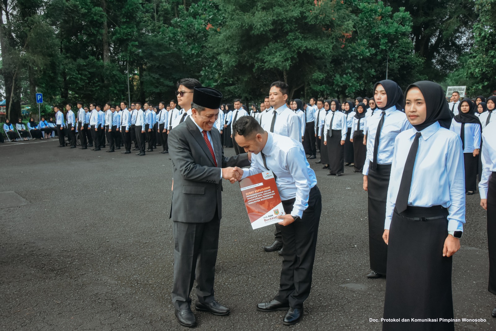 Bupati Wonosobo Afif Nurhidayat menyerahkan surat keputusan kepada CPNS di halaman Pendopo Selatan, kemarin (23/4/2025).