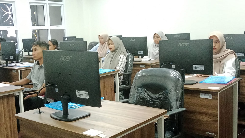 Calon mahasiswa baru fokus mengerjakan soal&nbsp; Ujian Tulis Berbasis Komputer (UTBK) Seleksi Nasional Berdasarkan Tes (SNBT) 2025 di Universitas Tidar (Untidar) Magelang.