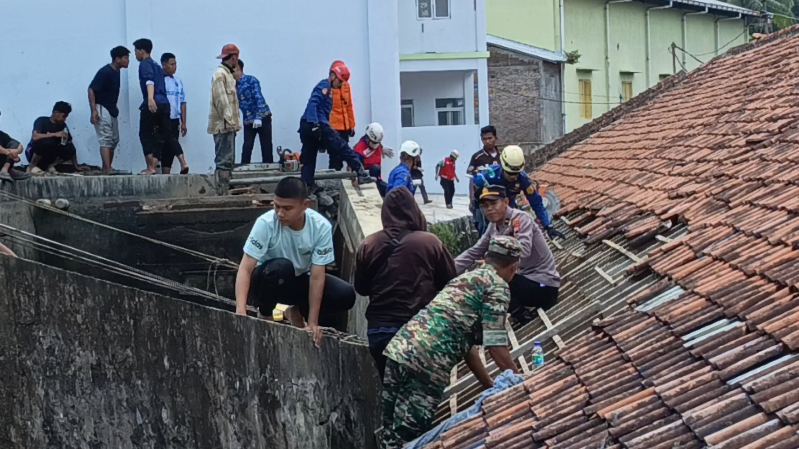 Korban tembok roboh di Pondok Pesantren (Ponpes) Modern Darussalam Gontor Putra Kampus 5, Mangunsari, Kecamatan Sawangan, Kabupaten Magelang, Jumat (25/4/2025) pagi  menjadi tiga santri meninggal