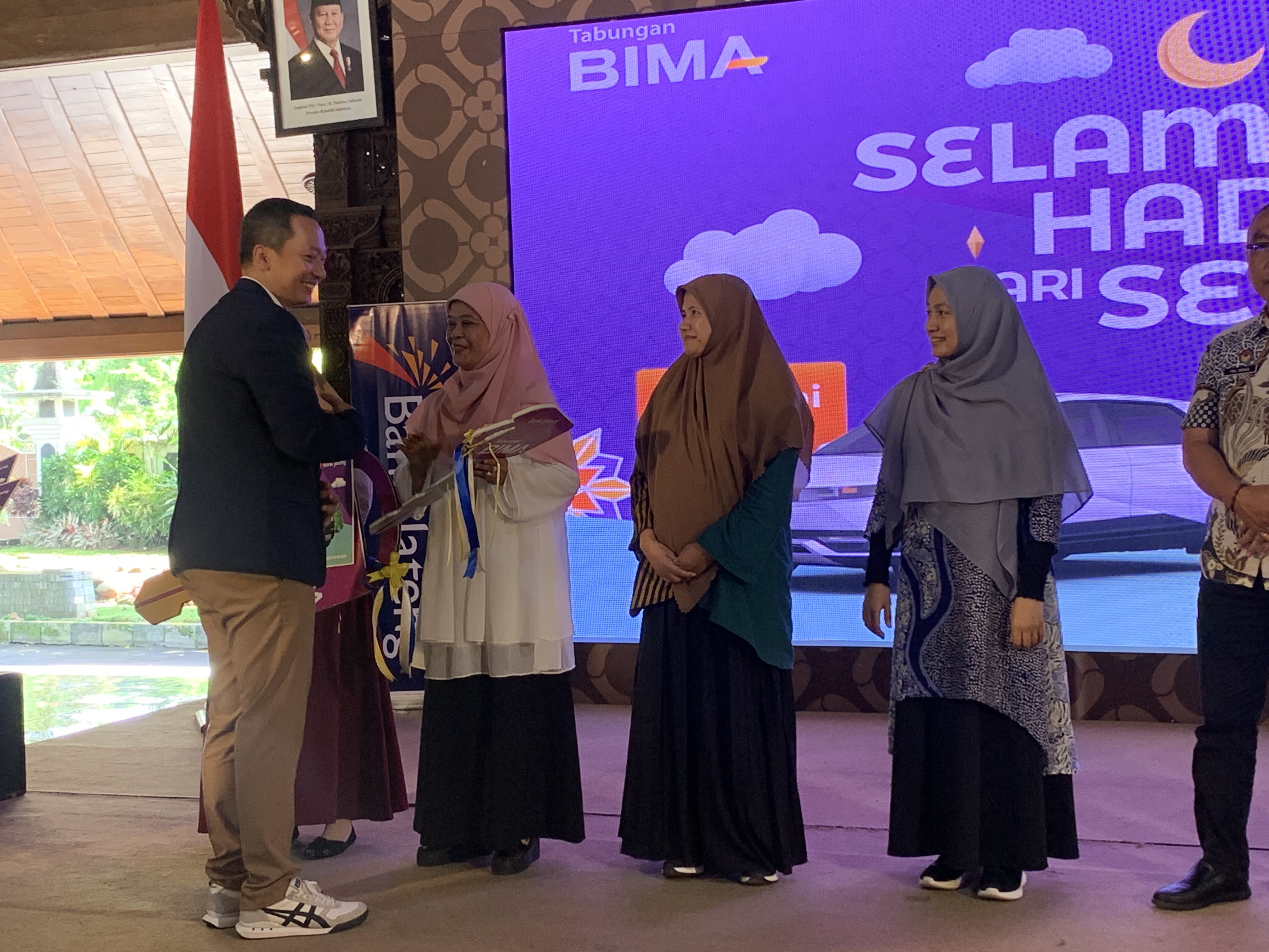 Pimpinan Bank Jateng Cabang Temanggung Agung Raharjo menyerahkan hadiah kepada nasabah yang menang undian, Jumat (25/4/2025).