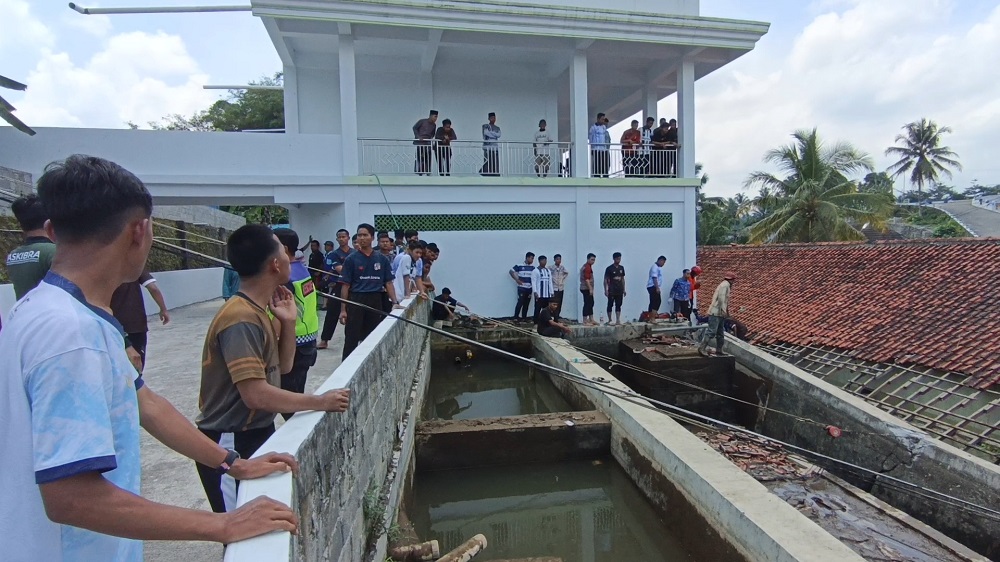 Tim gabungan melakukan evakuasi santri yang tertimbun longsor dinding penyangga kolam penampung air Pondok Pesantren Modern Darussalam Gontor Putra Kampus 5 Sawangan, Kabupaten Magelang yang roboh