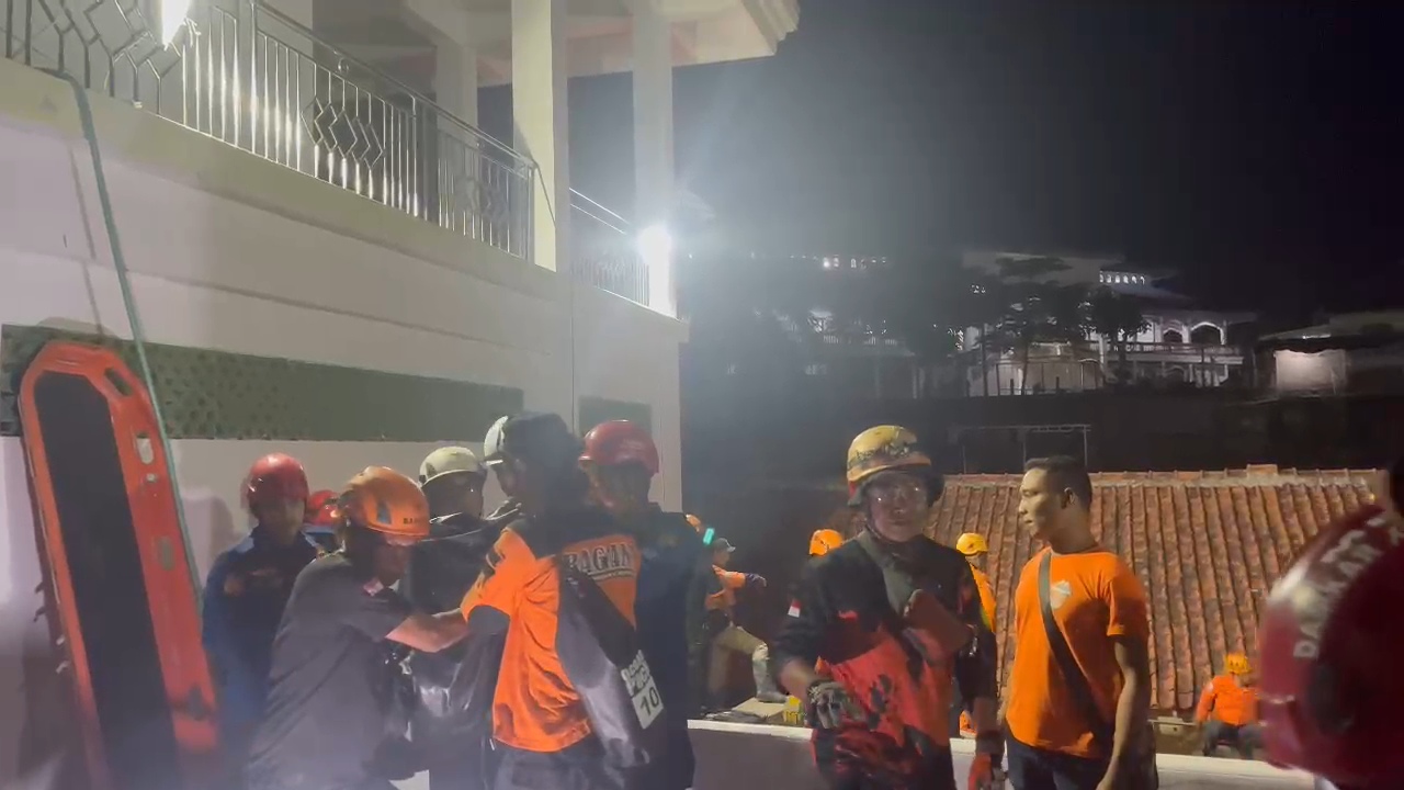 Proses evakuasi yang melibatkan berbagai tim basarnas di Pondok Modern Darussalam Gontor Putra 5 Sawangan, Jumat (25/4/2025) malam.