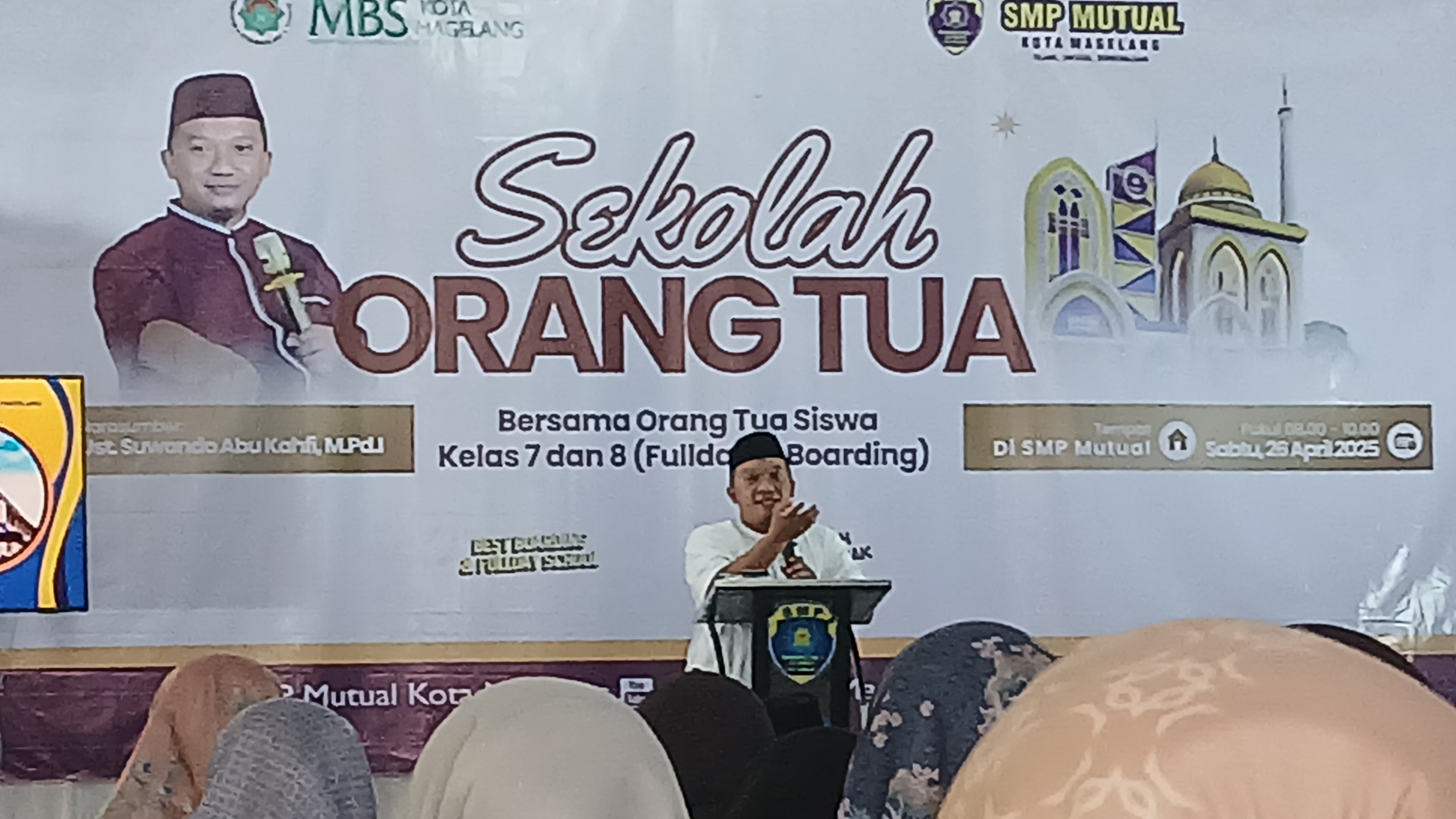 Ustad Suwondo Abu Kahfi memberikan tausiah dalam sekolah orang tua yang diadakan SMP Mutual Kota Magelang, Sabtu (26/4/2025).