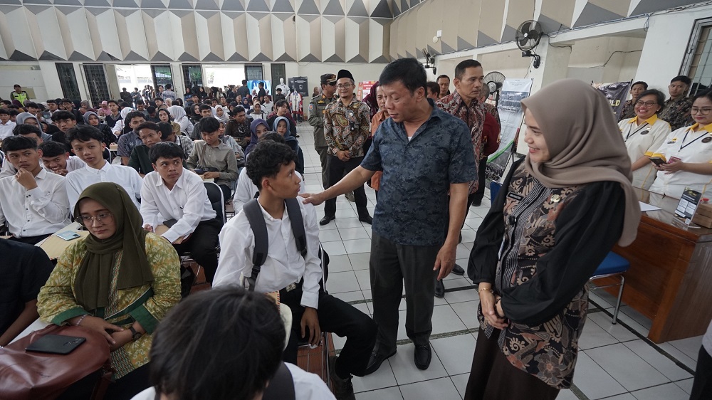 Wakil Bupati Magelang Sahid saat berbincang dengan peserta Mini Career Festival 2025 yang dilaksanakan di GOR Gemilang, Sabtu (26/4/2025).