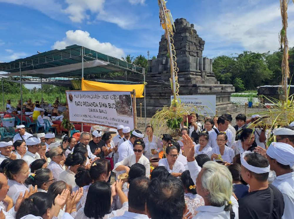 Umat Hindu Jawa-Bali melakukan Puja&nbsp;Basmangkuram Jagat Kertih di Candi Lumbung, Dukun, Kabupaten Magelang, Minggu (27/4/2025).  &nbsp;