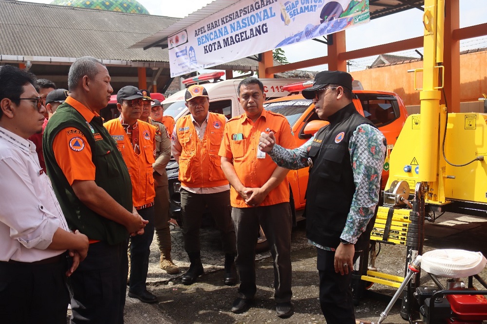 Wali Kota Magelang Damar Prasetyono memimpin apel siaga kebencanaan di kantor BPBD Kota Magelang, Sabtu (26/4/2025).