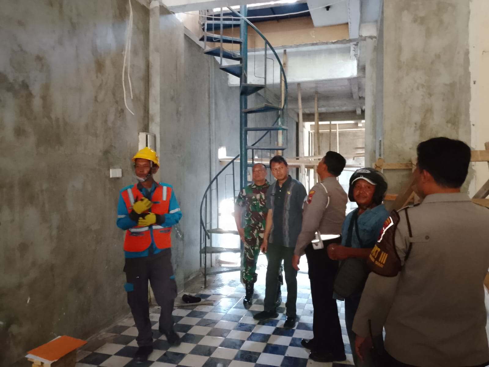 Polisi melakukan olah TKP di lokasi tersengat listrik di sebuah bangunan PT Asian Raya Kargo Jalan Pamularsih Nomor 5A Kelurahan Bongsari, Semarang Barat, Selasa (29/4/2025) sekitar pukul 09.00