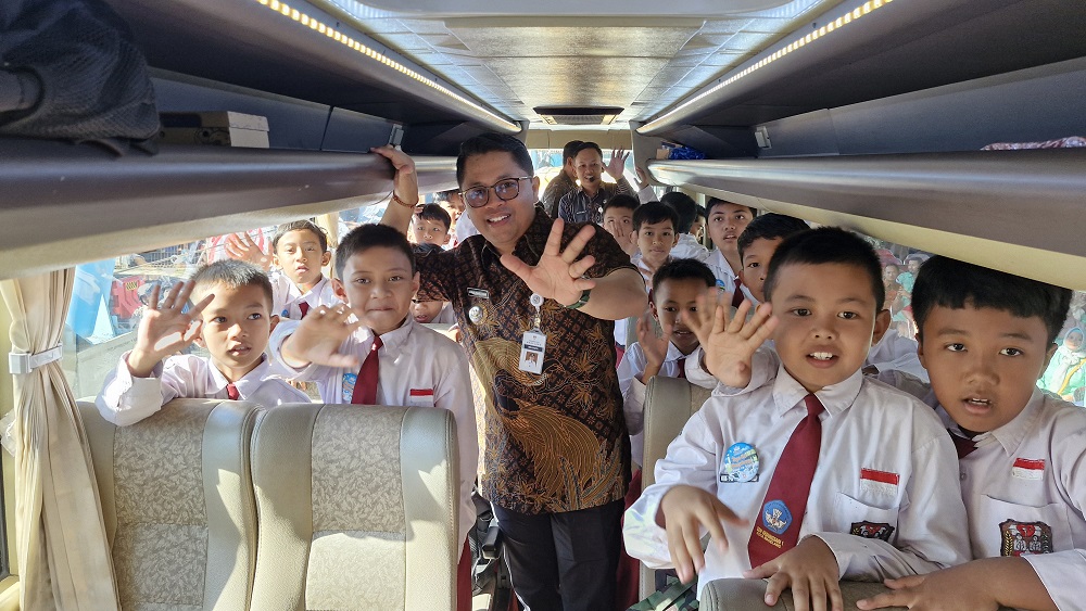Wali Kota Magelang Damar Prasetyono bersama para siswa kelas 4 SD berfoto bersama sebelum berangkat berwisata keliling kota secara gratis, Selasa (29/4/2025)