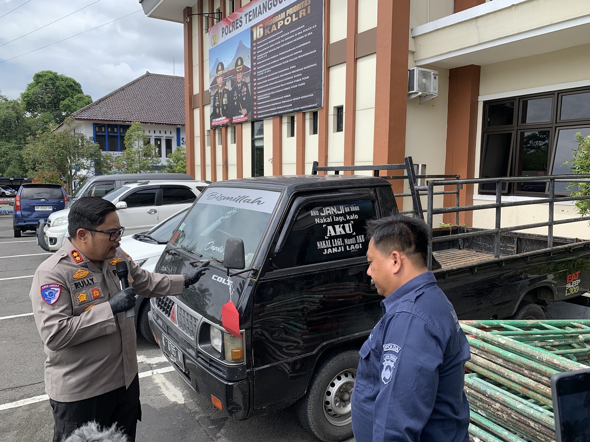 Kapolres Temanggung AKBP Rully Thomas saat menunjukkan barang-barang yang digelapkan dua tersangka.