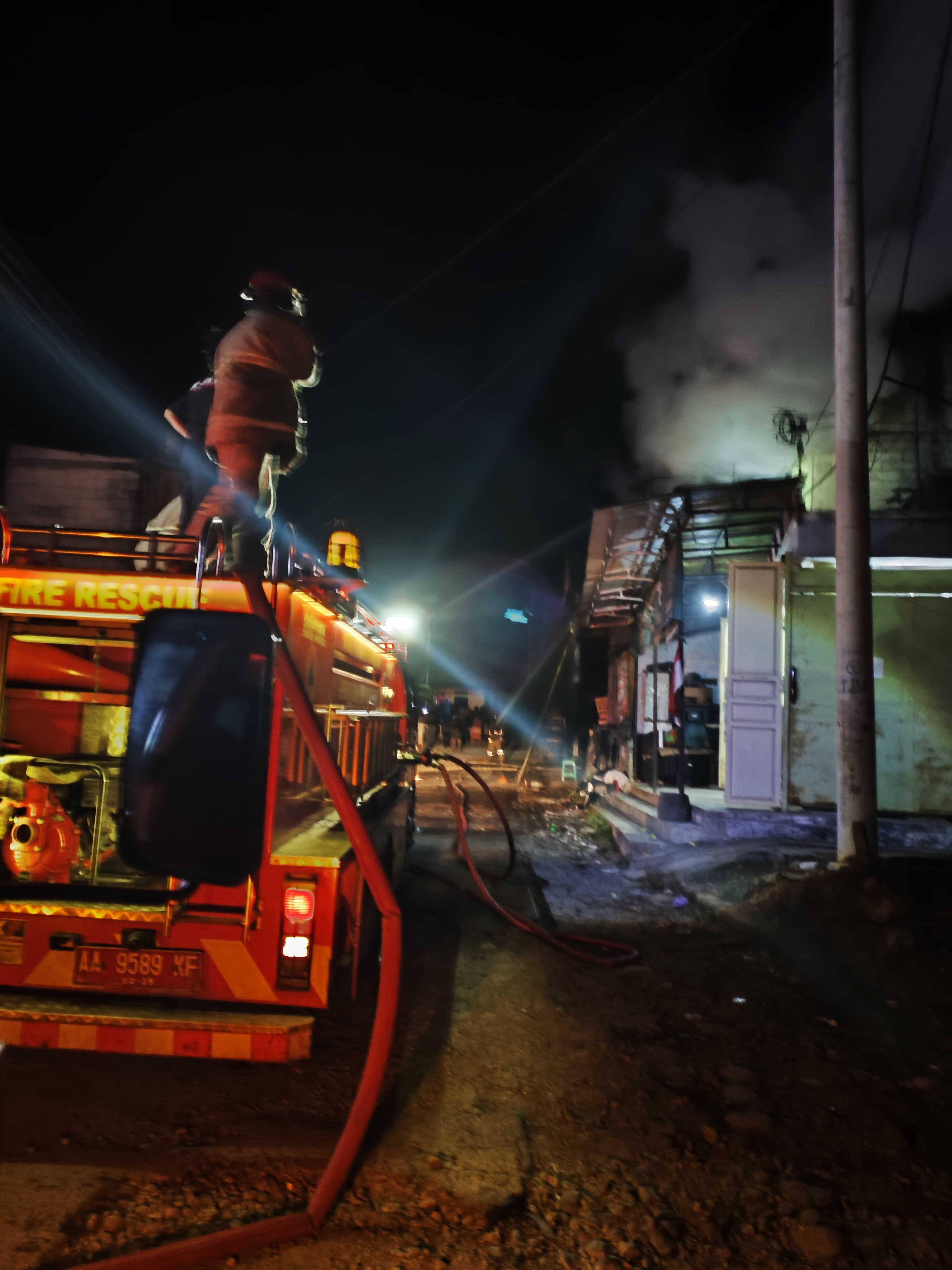 Petugas memadamkam api di ruko sembako di Desa Suropati, Sapuran terbakar Senin (28/4/2025) dini hari.