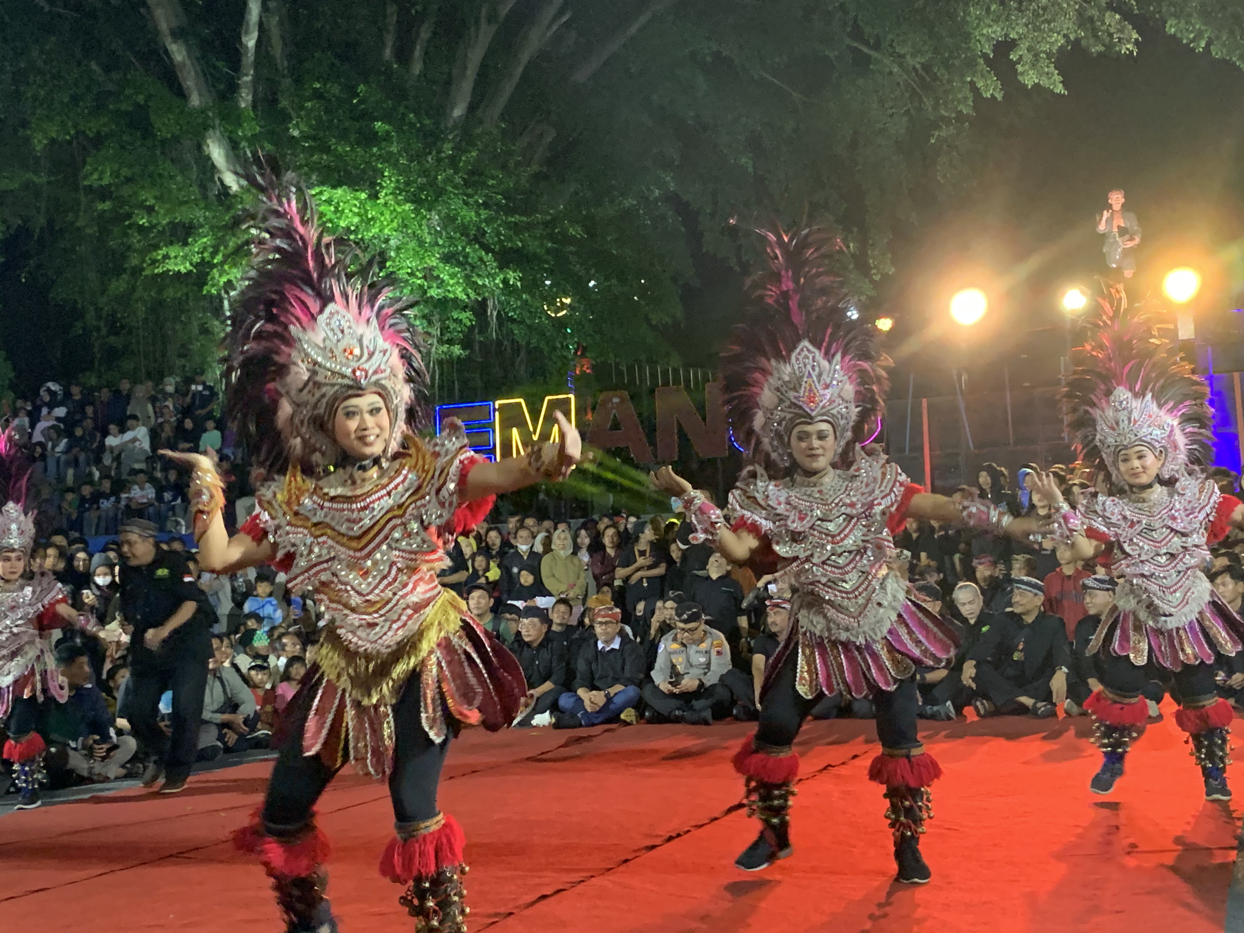 Seniman dan masyarakat Temanggung menari jaran kepang di city walk Temanggung, Selasa (29/4/2025).