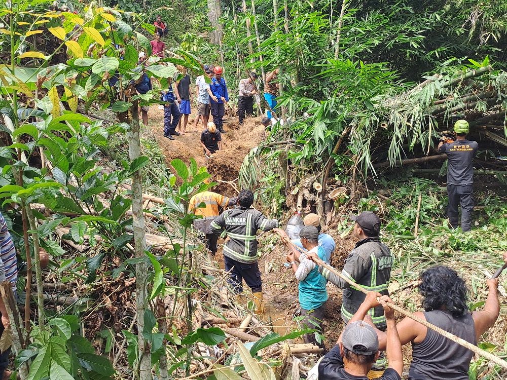 Petugas gabungan bersama warga saat melakukan evakuasi korban Yoto yang tertimpa rumpun bambu di Desa Kebonagung, Kecamatan Tegalrejo, Kabupaten Magelang, Kamis (1/5/2025)