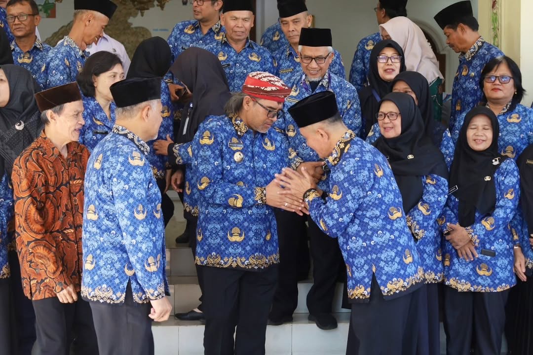 Bupati Temanggung Agus Setyawan melepas  ASN  yang purnatugas terhitung 1 Mei 2025.